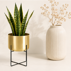 Vente en gros de jardinières en métal doré de luxe avec support en fer noir, grand pot de plante d'intérieur pour salon, balcon et décoration d'hôtel - Product Image 3