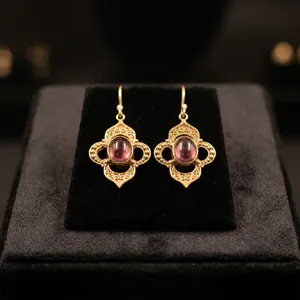 Boucles d'oreilles pendantes en laiton et améthyste, pierre précieuse naturelle violette, faites à la main, vente en gros - Product Image 1