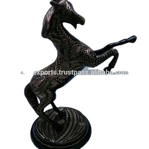 Caballo de latón grabado y grabado con ilustraciones de metal esmaltado - Product Image 1