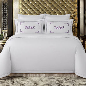 Funda de Almohada Violet Harmony, Diseño de Flores Violetas de Lujo, Tela de Poliéster Premium, Tacto Suave, Duradera - Product Image 4