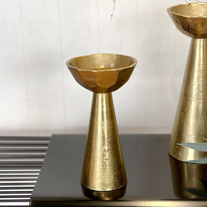 Ensemble de porte-bougies élégants en métal doré, avec un design facetté et une forme de piédestal moderne, parfait pour une décoration sophistiquée - Product Image 4