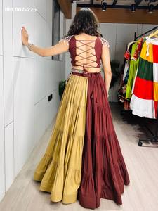 Lehenga de Rayón y Algodón de Alta Calidad con Volantes en Color Marrón y Beige Liso, con Bolso y Blusa con Bordado Gamthi, Proveedor Indio - Product Image 2