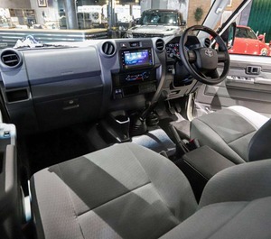 Utilisé pour les pick-up double cabine 4x4 série 79, direction à gauche, cuir foncé, toit ouvrant panoramique, caméra arrière 360° - Product Image 6