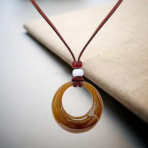 Collier pendentif cercle vintage, cordon en cuir marron, design anneau en résine ambrée - Product Image 1