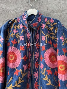 Chaqueta de terciopelo índigo con bordado floral a mano para mujer, cuello alto, estilo Suzani. - Product Image 4