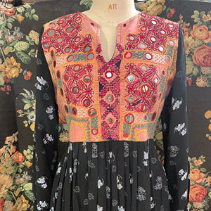 Vestido largo afgano con bordados elaborados, detalle floral intrincado en el cuerpo, falda acampanada de longitud completa y estilo tribal tradicional. - Product Image 1