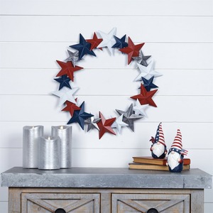 Couronne patriotique en métal ronde, fabriquée avec des étoiles rouges, blanches, bleues et argentées vieillies, parfaite pour la décoration du 4 juillet. - Product Image 2