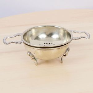 ที่กรองชาสีเงินคลาสสิก พร้อมผิวเงางามและหูจับคู่เพื่อการชงที่หรูหรา - Product Image 1
