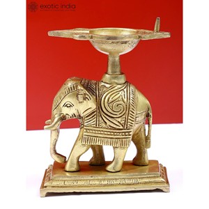 Lampes à huile et accessoires Diya d'éléphant décoratifs en laiton faits à la main de 6 pouces fabriqués en Inde - Product Image 1
