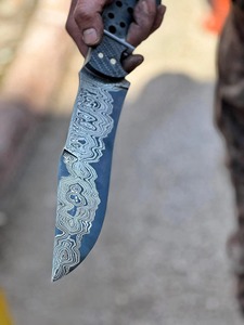 Cuchillo Bowie de Caza Personalizado OEM Hecho a Mano, Acero de Damasco, Punta Caída, Borde Recto, 13 Pulgadas de Longitud Total, Mango de Madera - Product Image 4