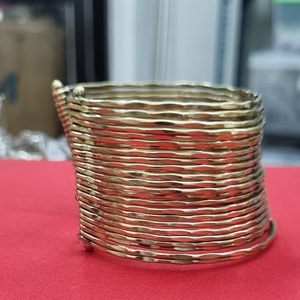 Brazalete de latón dorado premium con detalles de inspiración tradicional para fiestas, regalos de boda y accesorios de moda. - Product Image 5