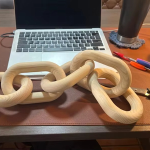 Sculpture d'objets décoratifs en bois faits à la main, en forme de chaîne, pour la décoration du salon, de la chambre et de la maison par Ambience Lifestyle - Product Image 1