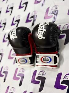 ถุงมือ MMA Fairtex สีดำ สำหรับมืออาชีพ หนังแท้ สำหรับฝึกซ้อมและต่อยมวยไทย แบบเปิดฝ่ามือ น้ำหนักเบา ปิดด้วยเชือกผูก ป้องกันรังสียูวี - Product Image 4