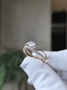 Bague solitaire ovale en diamant de laboratoire 0,50 ct, en or, avec bande fendue pavée, bijoux fins pour femmes - Product Image 3