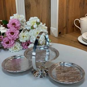 Support à gâteau en métal argenté avec poignée, support à cupcakes décoratif à 2 étages pour la décoration de mariage, d'anniversaire ou de fête - Product Image 1