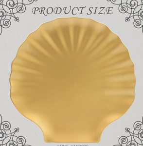 Assiette de service décorative en métal doré de style nordique en forme de coquille pour banquets, traiteurs et événements - Product Image 3