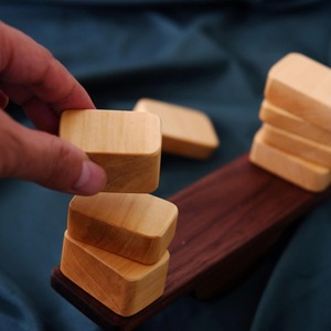 Superbe jouet balance en bois avec poids ronds, design minimaliste, type sur pied, organisateur de rangement pour enfants - Product Image 2