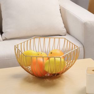 Elegante cesta de metal para frutas que agrega un toque de sofisticación a las encimeras de la cocina y a las mesas de comedor. - Product Image 2