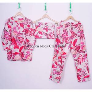 Ensemble de pyjama en coton indien pour femme, imprimé floral rose vif, avec fermeture boutonnée, idéal pour la plage et la détente, ensemble de nuit, ensemble de pyjama à col. - Product Image 1