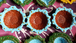Lámpara de aceite Diya de cerámica hecha a mano, con forma elegante, en verde, azul, rojo y amarillo, con relieve y estampado, ecológica, para uso religioso. - Product Image 3