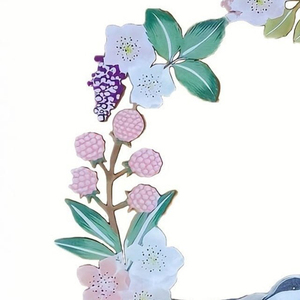 Magnifique couronne en métal peinte aux couleurs pastel, ornée d'un oiseau mignon, de baies rose pâle et de fleurs blanches, parfaite pour la décoration murale printanière. - Product Image 5