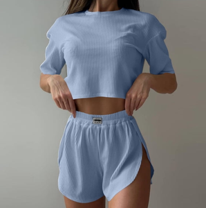 Ensemble Lounge 2 Pièces Femme Personnalisé avec Logo OEM, Haut Court à Manches Courtes en Maille Côtelée et Short Fendu, Tenue Décontractée Deux Pièces - Product Image 2