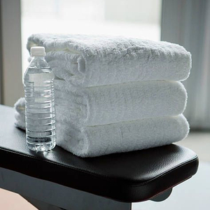 Serviette de sport de haute qualité pour hommes avec logo brodé personnalisé et serviette de fitness en coton gris lavable à séchage rapide personnalisée - Product Image 4
