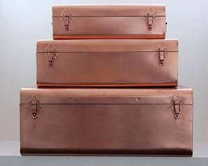 Colección de Baúles de Almacenamiento Metálicos con Acabado en Cobre y Diseño Industrial para una Organización Interior de Primera Calidad - Product Image 1
