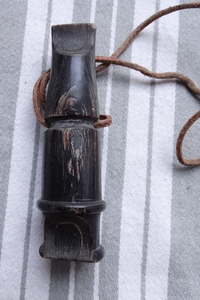 Silbato Ecológico de Cuerno de Búfalo Pulido Estilo Animal para Entrenamiento de Perros y Caza con Sonido Agudo - Product Image 2