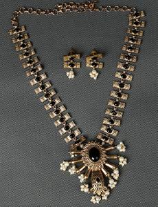 ชุดสร้อยคอแบบโบราณเคลือบออกซิไดซ์ ประดับด้วยหินสีดำและต่างหูมุกแบบห้อย - Product Image 3