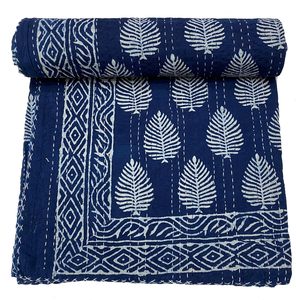 Colcha Kantha Hecha a Mano con Estampado Floral Índigo, Reversible, Ecológica, de Algodón, Tamaños King y Queen, para Hogar, Hotel, Boda - Product Image 1