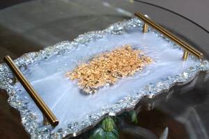 Plateau en résine blanche perlée fait main avec bord en verre et paillettes dorées - Product Image 3