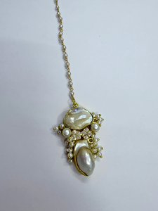 Ensemble de pendentifs plaqués or avec pierres de lune et perles baroques, boucles d'oreilles de couleur neutre, style festif et affirmé, Maangtika - Product Image 4