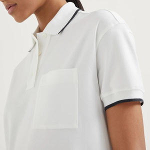 Vestido de Tenis Elegante sin Mangas con Cuello, Color Beige con Detalles en Rojo Vino, Ropa de Invierno, Logotipo Frontal, Secado Rápido, 100% Poliéster - Product Image 4