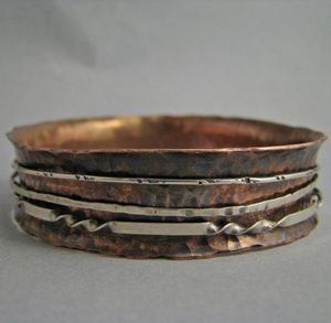 Pulsera Artística de Cobre – Juego de Pulseras de Diseño Abierto y Texturizado para Fiestas y Bodas - Product Image 3