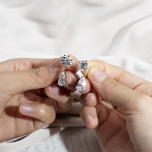 Pendientes colgantes de diamantes cultivados en laboratorio de calidad premium con acabado en oro blanco, joyería fina elegante disponible a un precio competitivo. - Product Image 3