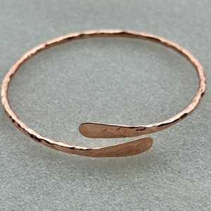 กำไลข้อมือทองแดงทำมือสไตล์โมเดิร์นสำหรับผู้ชาย ทองแดงแท้ คุณภาพสูง - Product Image 5