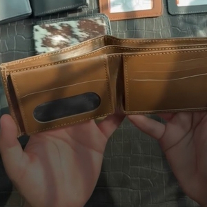 Cartera Bifold Clásica de Cuero Genuino Marrón para Hombre, con Doble Compartimento para Billetes, Porta Pasaportes Extraíble, Ranura Transparente para Identificación, Múltiples Bolsillos y Compartimento para Tarjetas - Product Image 2