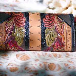 Nueva Cartera de Mano Elegante y Atractiva con Flores Talladas a Mano, 100% Cuero Genuino, Portátil para Dama, con Borde Multicolor Cosido - Product Image 2