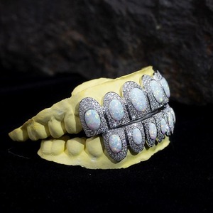 Grillz dentaires diamantés les plus vendus, plaqués or et argent de luxe, pour fêtes, clubs et spectacles, disponibles à prix d'exportation - Product Image 3