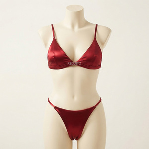 Ensemble bikini femme rouge à dos croisé et coupe haute, motif lettres, en polyester extensible, avec bas string et haut triangle, coupe classique - Product Image 1