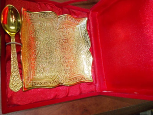 Plateau de luxe finition or avec cuillère – Élégant plat de service en métal pour la maison, les dîners, les festivals et la décoration de table - Product Image 2