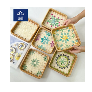 EN TENDENCIA: Bandeja de Ratán Ecológica y Segura con Incrustaciones de Concha Natural, Ideal para Exhibir Postres y Servir en Fiestas, Directo del Vendedor - Product Image 1