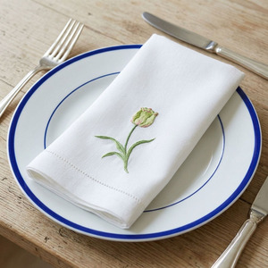 Serviettes de table en coton blanc brodées personnalisées, motif tulipe verte, réutilisables, durables, lavables, avec ourlet festonné, pour la maison et les mariages - Product Image 4