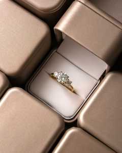 แหวนเพชรทรงกลม 2 กะรัต เพาะเลี้ยงในห้องปฏิบัติการ ทอง 14K ประดับเพชรสามเม็ด สำหรับงานหมั้น งานครบรอบ งานแต่งงาน ผู้ผลิตเครื่องประดับ โรงงาน ผู้จัดจำหน่าย - Product Image 5