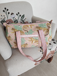 Bolsa de Lona Acolchada Ligera con Estampado de Leopardo de Algodón Shree Balajee, Cierre de Cremallera, Correas Ajustables, Gran Capacidad - Product Image 1
