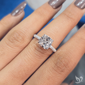Anillo de Boda con Diamante Cultivado en Laboratorio de Corte Cojín de 3CT, Certificado IGI, Banda Pavé de Tres Hileras, Centro Cuadrado Grande, Romántico y Lujoso, Oro Blanco de 10K - Product Image 4