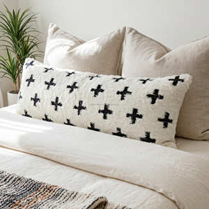 Funda de Almohada Texturizada con Motivo Tribal de Cruz para un Estilo Rústico Escandinavo y Contemporáneo - Product Image 3