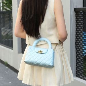 Sac à main fourre-tout décontracté pour femme en cuir véritable de qualité supérieure, forme carrée, durable, avec rabat et bandoulière chaîne, idéal pour les mariages et les voyages - Product Image 6