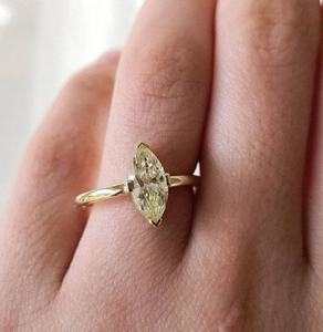 Bague signet en or massif 14 carats avec diamant jaune taille marquise de 2,01 carats certifié IGI, cultivé en laboratoire, pour femme, cadeau de mariage ou de promesse. - Product Image 2